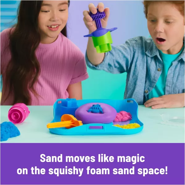 Kinetic Sand SquishMotion Playset with 1lb Pink Yellow Blue Play Sand Stamper ampamp 5 Tools Reusable Storage Case Sensory Toys for Kids Ages 5Squish Motion Playset