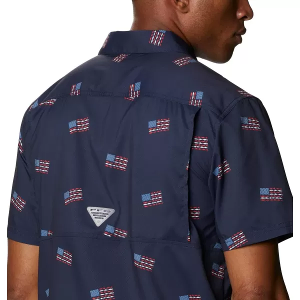 Columbia Mens Super Slack Tide ShirtCollegiate Navy Fish Flag Print