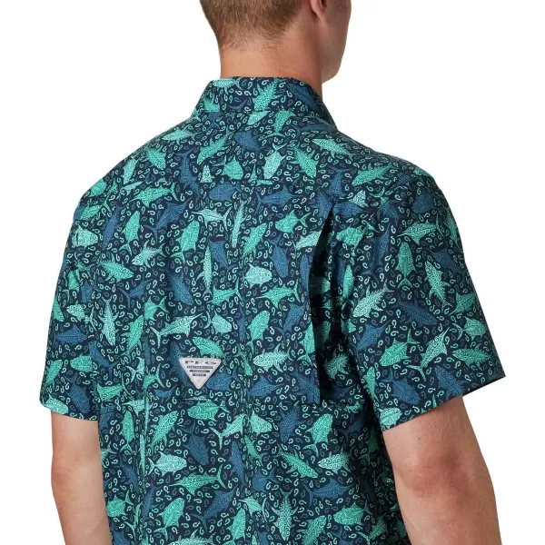 Columbia Mens Super Slack Tide ShirtCollegiate Navy Tribal Fish Print